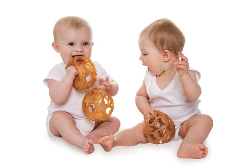 Babys mit Kautschuk Ball 